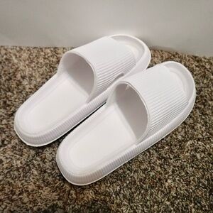 White Slides Size 7-8